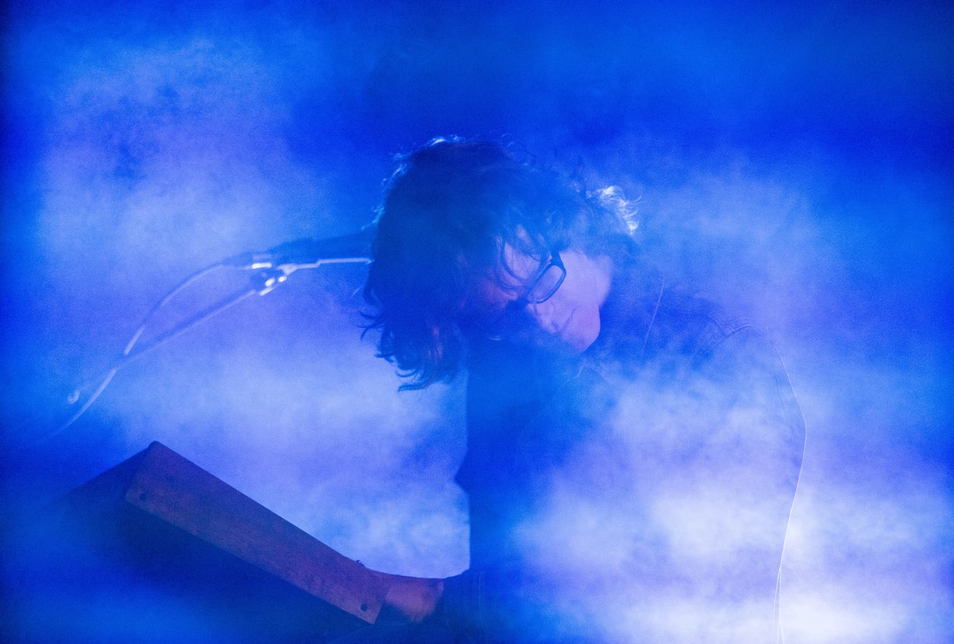 Keyboardspiller i blå scenerøg